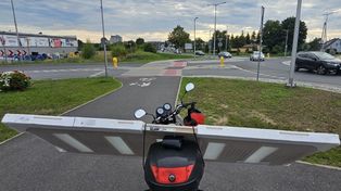 Świecie: Mężczyzna przewoził drzwi skuterem. Jazdę przerwała policja