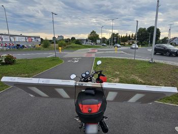 Świecie: Mężczyzna przewoził drzwi skuterem. Jazdę przerwała policja