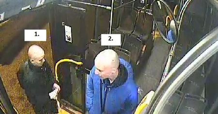Znaleźli telefon w autobusie i go zabrali. Policja pokazuje zdjęcia i prosi o pomoc w rozpoznaniu