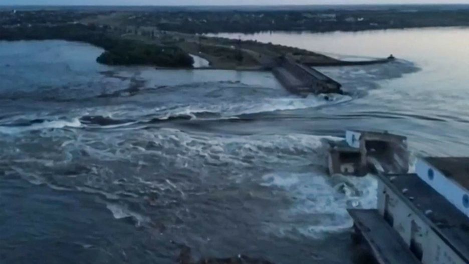Rosjanie wysadzili tam? w Nowej KachowceThis screen grab from a video posted on Ukraine's President Volodymyr Zelensky's Twitter account on June 6, 2023 shows an aerial view of the dam of the Kakhovka Hydroelectric Power Station after it was partially destroyed. A Russian-held dam in southern Ukraine was damaged on June 6, with Kyiv and Moscow accusing each other of blowing it up while locals were forced to flee rising waters. (Photo by various sources / AFP) / -----EDITORS NOTE --- RESTRICTED TO EDITORIAL USE - MANDATORY CREDIT "AFP PHOTO /Twitter / Account of Ukraine's President Volodymyr Zelensky @ZelneskyyUa " - NO MARKETING - NO ADVERTISING CAMPAIGNS - DISTRIBUTED AS A SERVICE TO CLIENTS-