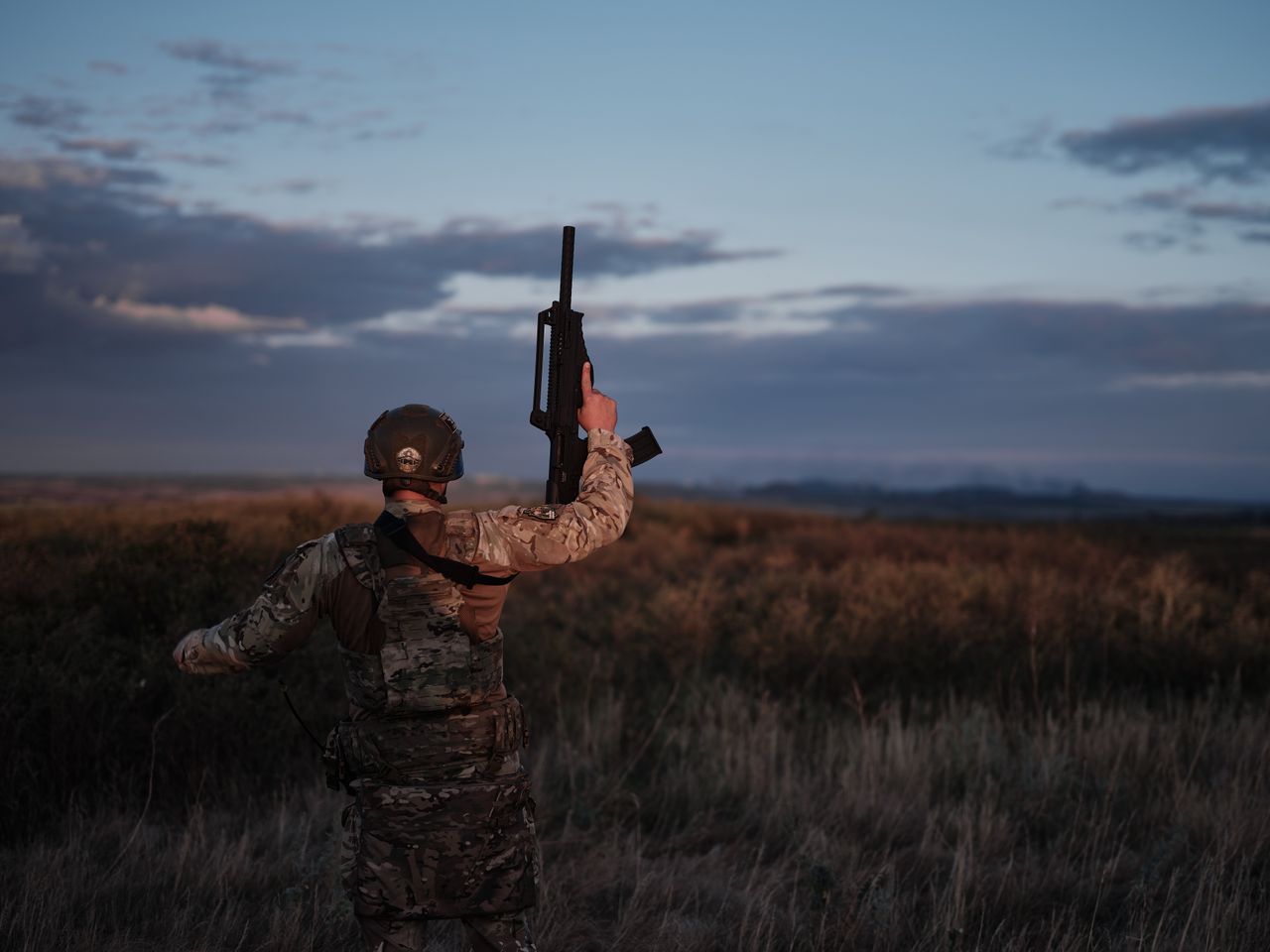 Russia faced a dilemma about which direction on the Ukrainian front to withdraw troops from in order to defend its own territory. Whatever decision it makes, it will have significant consequences (Photo by Kostiantyn Liberov/Libkos/Getty Images)