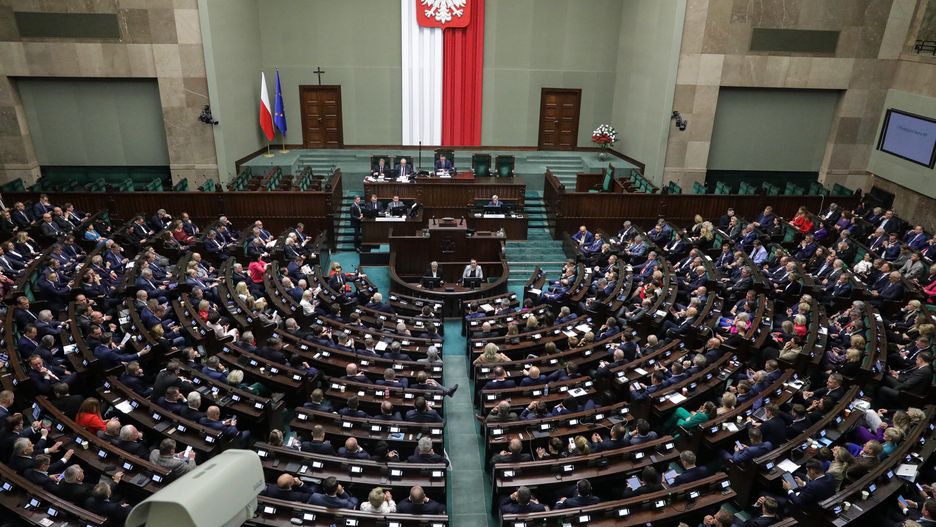 Warszawa, 14.11.2023. Posłowie na sali obrad Sejmu w Warszawie, 14 bm. w drugim dniu posiedzenia inaugurującego X kadencję izby. Posłowie zajmują się m.in. wyborem posłów sekretarzy Sejmu oraz członków KRS z ramienia Sejmu. (jm) PAP/Tomasz Gzell