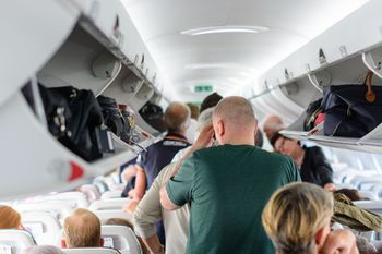 Turyści w samolotach robią to nagminnie. "Surowo zabrania się"