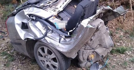 Skoda uderzyła w drzewo. Auto rozpadło się na pół. Młody kierowca ciężko ranny