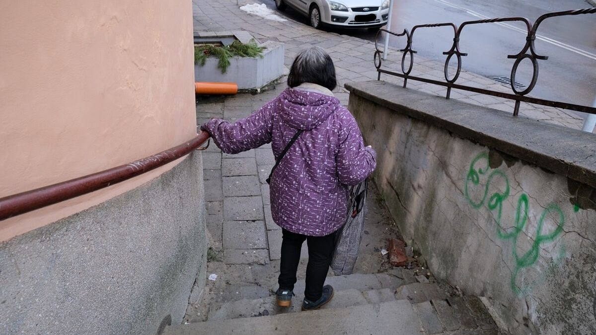 Tragiczny stan schodów u zbiegu ulic Staszica i Świętoduskiej w Lublinie