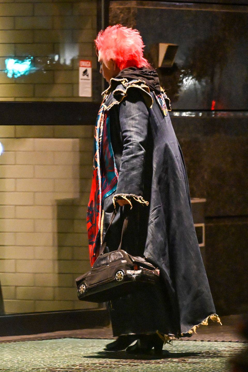 Krystyna Mazurówna kręci się po mieście z młodzieńcem u boku