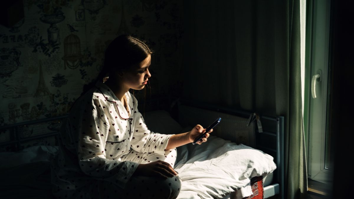 Portrait of a teenager girl
Portrait of a teenage girl with mobile phone sitting by the window in the village house. Concept of depression, loneliness, problems of adolescence
Fiordaliso