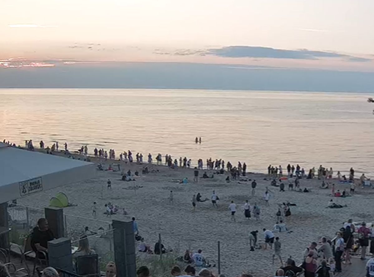 Była 20:30. Ujęcie ze Stegny. Spójrzcie na zachowanie plażowiczów