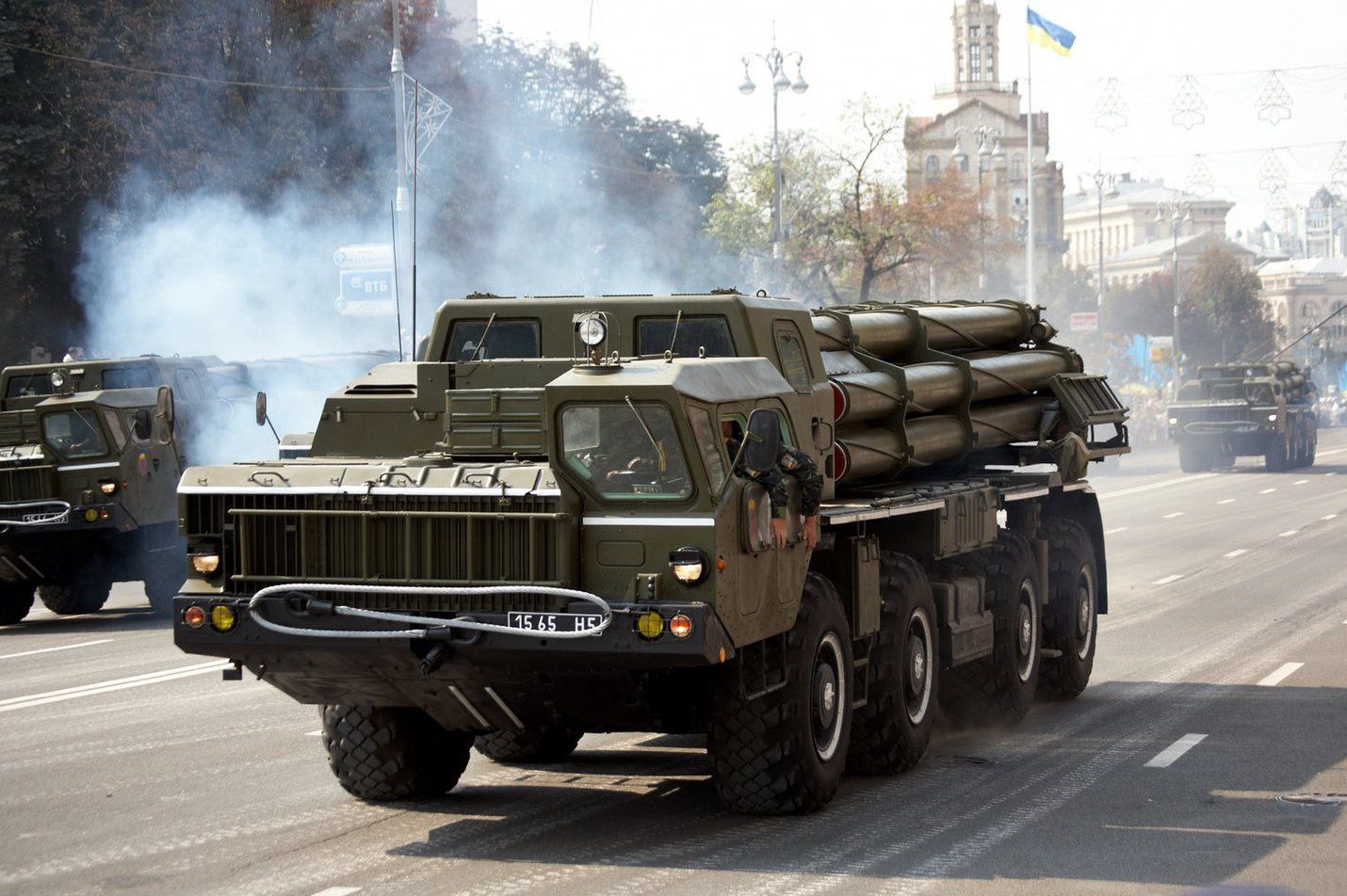 System BM-30 Smiercz podczas parady wojskowej.
