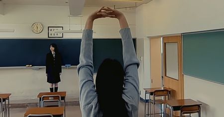 Niezwykła precyzja pilota nano drona na filmie z japońskiego liceum