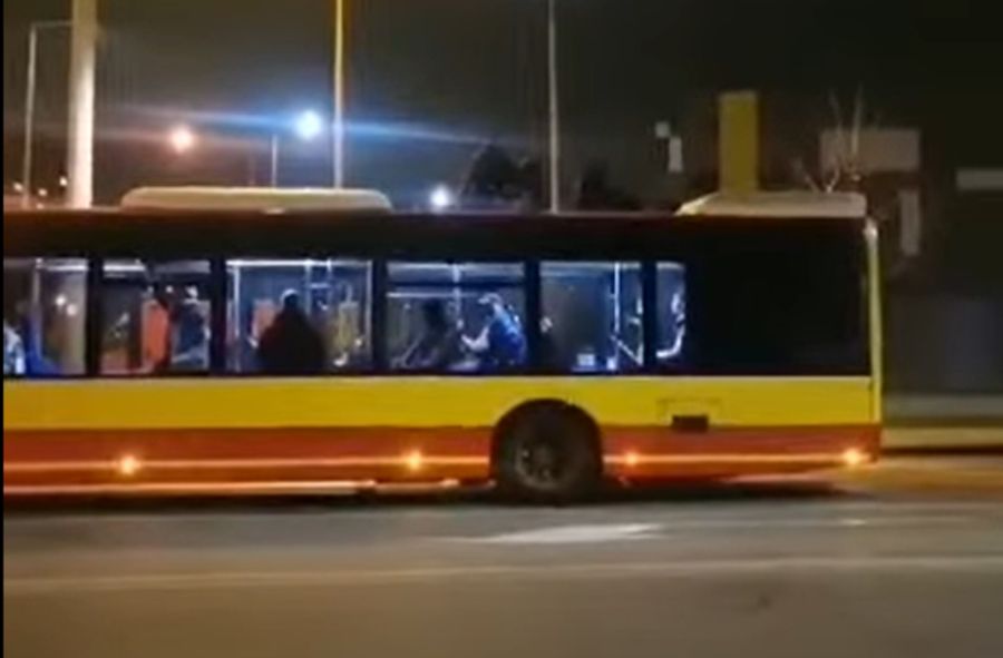 Drillowcy podróżują na dachu autobusu