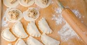 Dodaj porządną łyżkę do ciasta na pierogi. Dobrze się rozwałkuje, a lepienie będzie przyjemnością