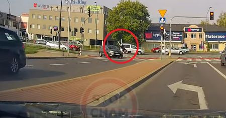Pędził hulajnogą, wjechał wprost w auto. Przeleciał nad maską