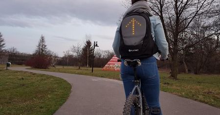 Plecak dla cyklisty - z kierunkowskazami LED