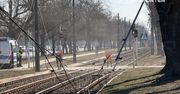 Warszawa: Ciężarówka zerwała sieć trakcyjną. Naprawa potrwa co najmniej do końca dnia