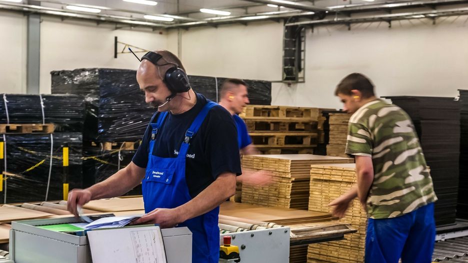 Zaklady produkcji mebli SWEDWOOD IKEA w Goleniowie
Fot. Woody Ochnio/East News Zaklady SWEDWOOD IKEA w Goleniowie. reportaz z fabryki mebli, kwiecien 2009. Hala produkcyjna elementow mebli.
Woody Ochnio