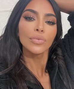 Kim Kardashian w srebrnej satynie. Szlafrokowa stylizacja to hit czy kit?
