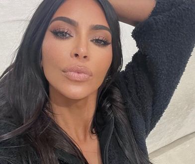 Kim Kardashian w srebrnej satynie. Szlafrokowa stylizacja to hit czy kit?
