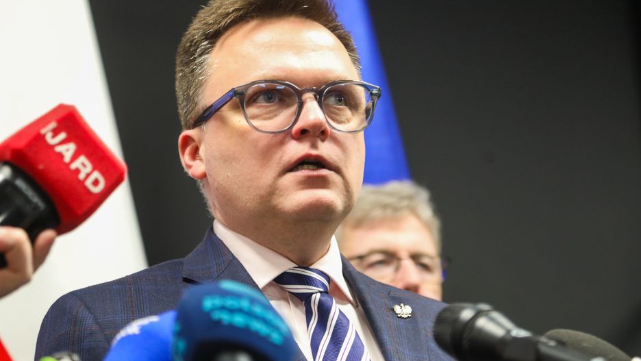 Białystok, 30.01.2024. Marszałek Sejmu Szymon Hołownia podczas konferencji prasowej, w związku z otwarciem biur poselskich marszałka Sejmu Szymona Hołowni, wicemarszałka Senatu Macieja Żywno oraz posłanki Barbary Okuły, 30 bm. w Białymstoku. (mr) PAP/Artur Reszko