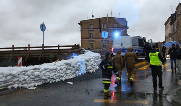 Wały ledwo trzymają. "Udawać się na wyższe piętra budynków"