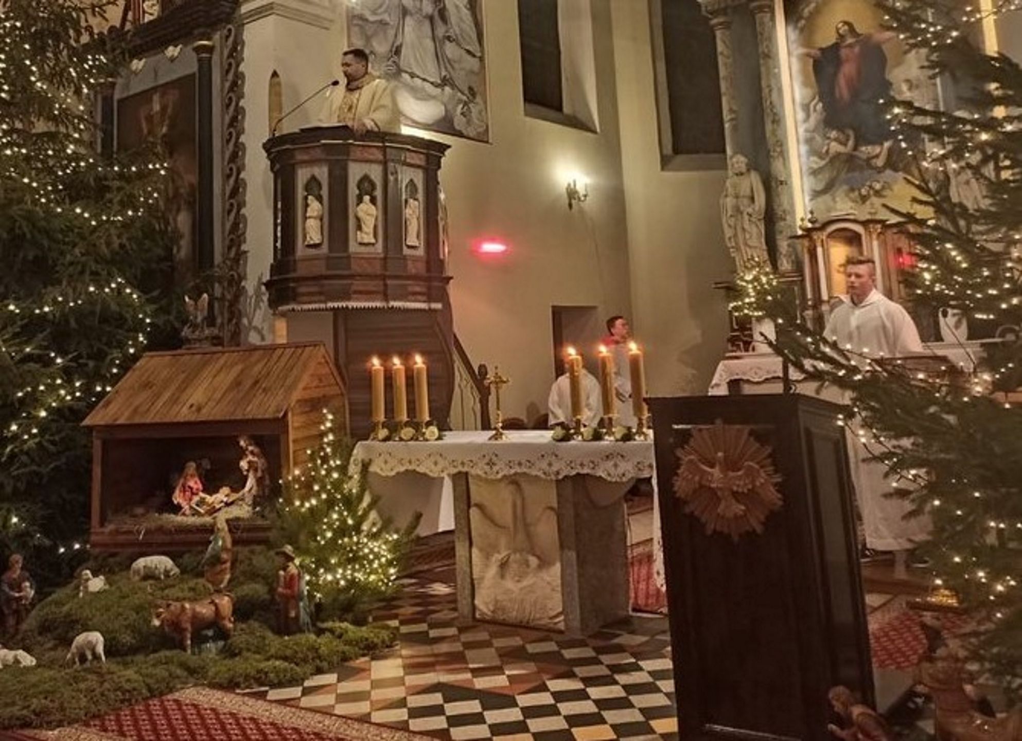 "Jestem zdumiony". Ksiądz policzył, ilu wiernych przyszło na pasterkę