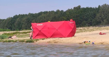 Tragedia na plaży. 55-latek nie żyje. Policja: przyczynił się upał