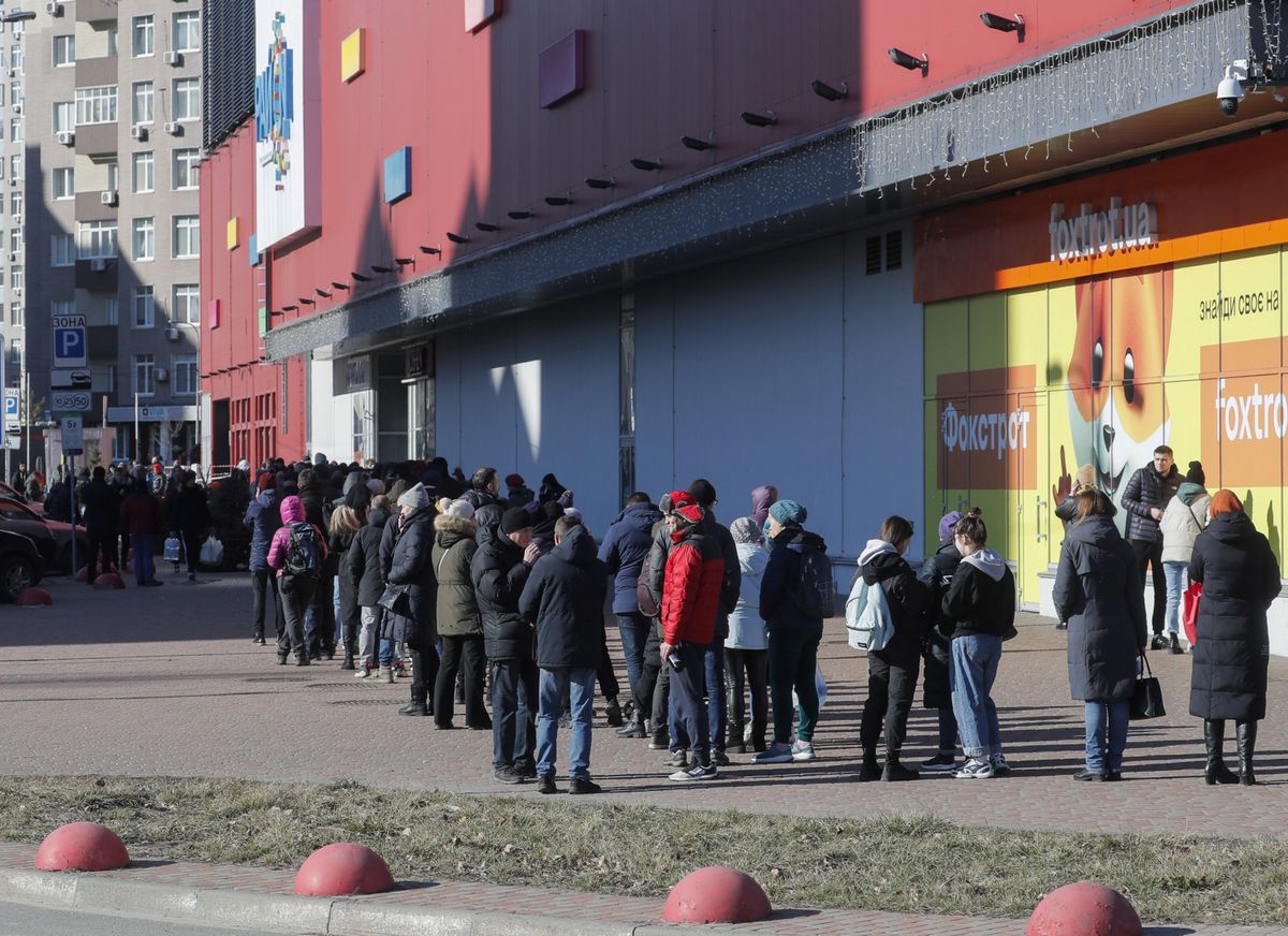 Poniedziałek 28 lutego. Kolejka do sklepu w Kijowie 