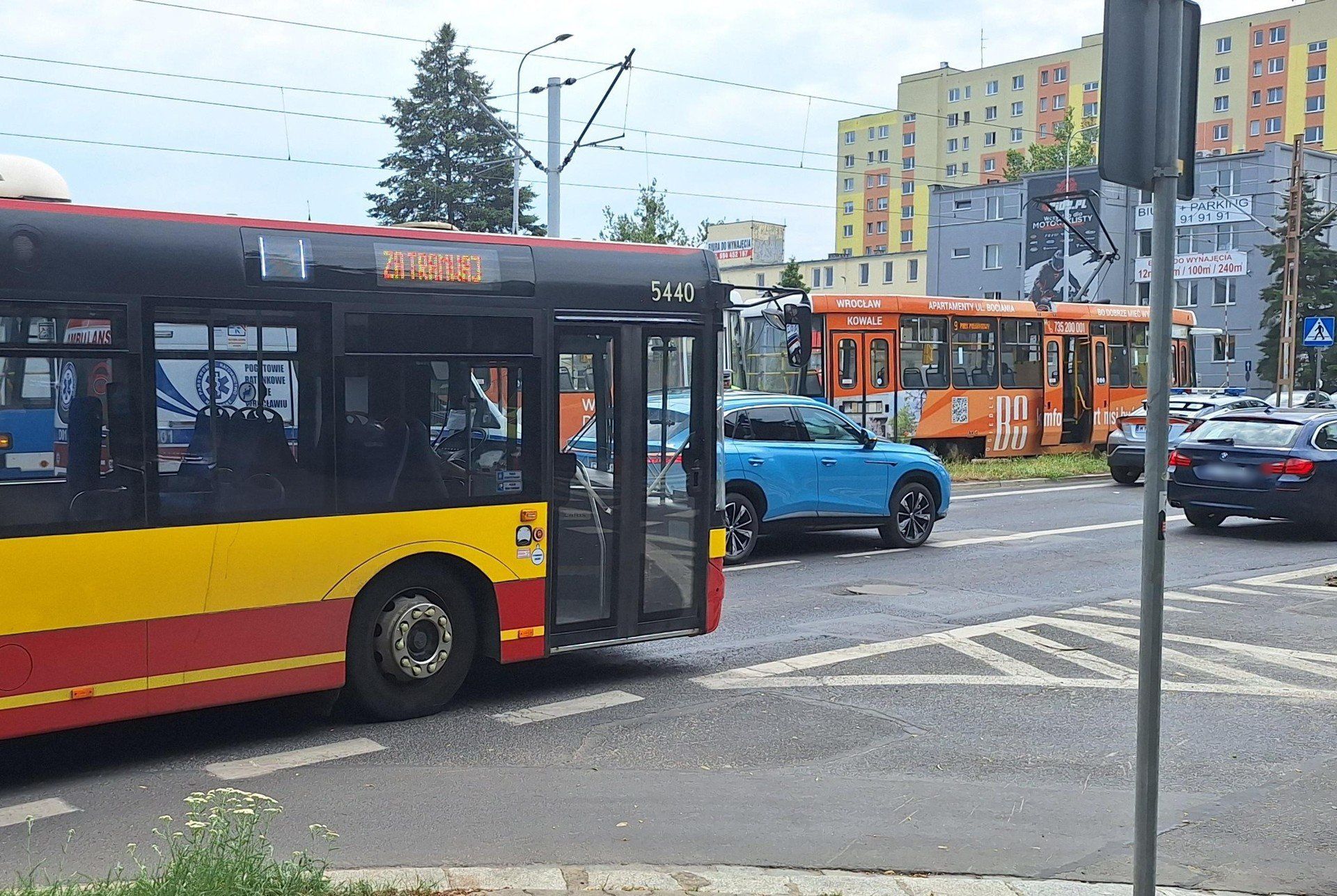 Wypadek tramwaju i samochodu osobowego na ul. Ślężnej we Wrocławiu.