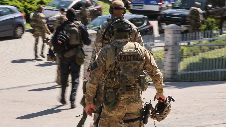 Stara Wieś (pow. limanowski), 30.06.2025. Służby prowadzą poszukiwania Tadeusza Dudy, 30 bm. w Starej Wsi. 57-latek postrzelił śmiertelnie swoją córkę i zięcia. Trzecia osoba, 73-letnia teściowa sprawcy, trafiła do szpitala. Policja opublikowała wizerunek ściganego. (aldg) PAP/Grzegorz Momot