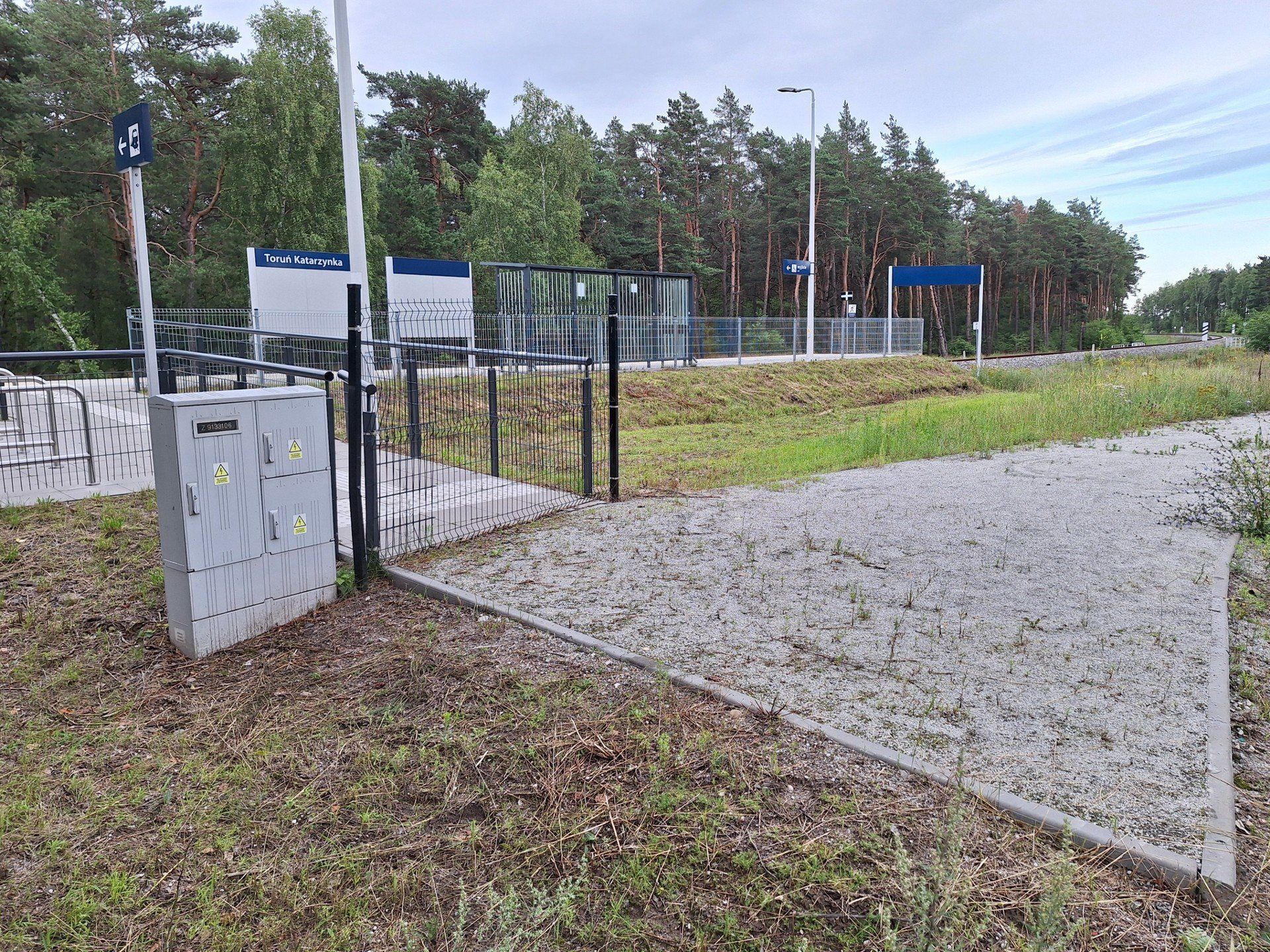 Przystanek kolejowy Toruń Katarzynka i jego otoczenie