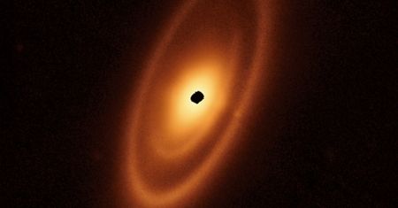 Teleskop Webba uchwycił pas planetoid wokół pobliskiej gwiazdy Fomalhaut
