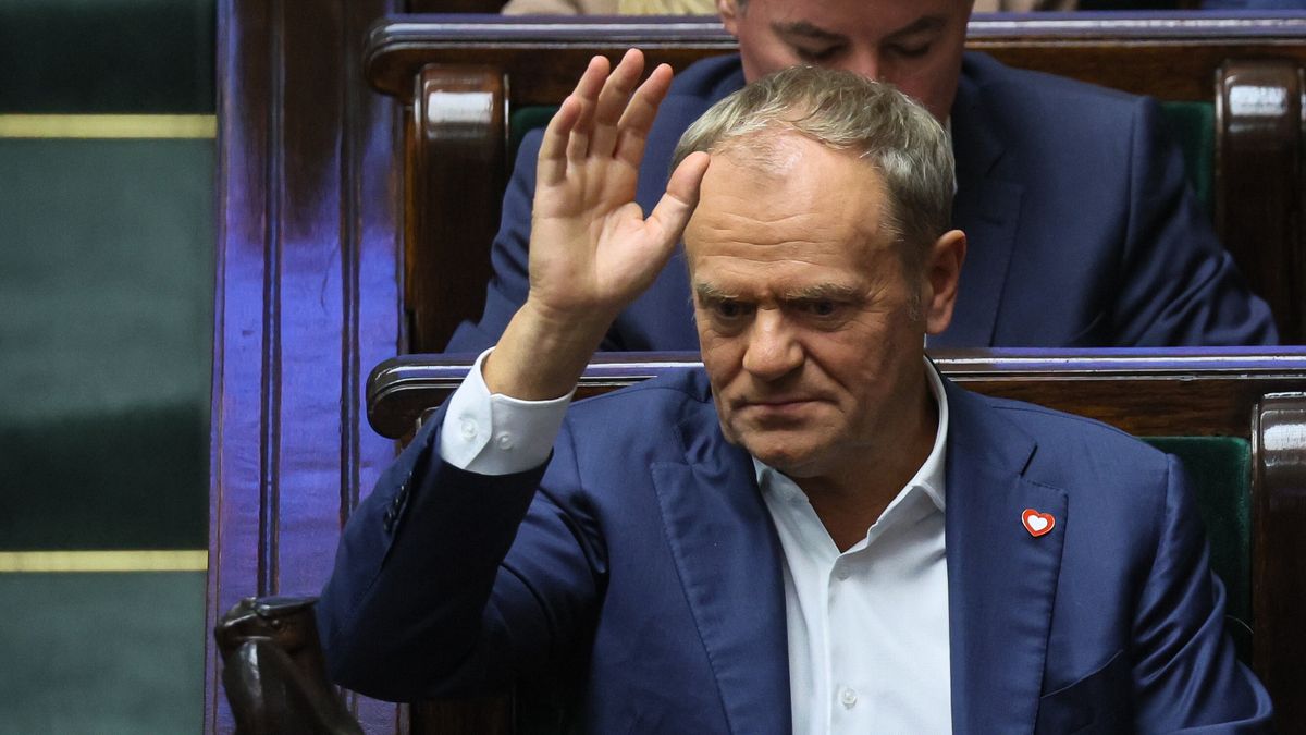 Warszawa, 09.10.2025. Premier Donald Tusk na sali plenarnej Sejmu, 9 bm. W trzecim dniu posiedzenia izba pracuje nad projektem ustawy budżetowej na 2026 r. oraz nad projektem tzw. ustawy okołobudżetowej. (amb) PAP/Leszek Szymański