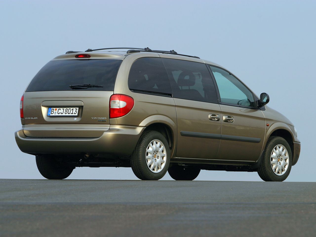 Chrysler Voyager to potężne auto rodzinne, raczej nie jako drugie, ale jest tak tanie, że nawet można je w ten sposób traktować. Na pewno można się poczuć bezpiecznie w drodze do szkoły.