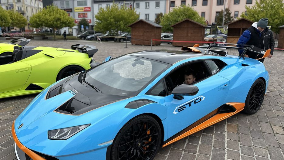 Lamborghini, Ferrari i McLaren w centrum Tomaszowa. Były przejażdżki i zbiórka na karetkę dla dzieci