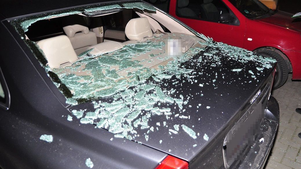 W furii mężczyzna rzucał kostką brukową, niestety nie trafił do celu