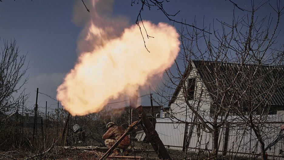 Ukraina - arch 2
FILE - Ukrainian soldiers fire a mortar at Russian positions on the frontline near Bakhmut, Donetsk region, Ukraine, Sunday, March 26, 2023. Europe?s biggest armed conflict since World War II is poised to enter a key new phase in the coming weeks. With no suggestion of a negotiated end to the 13 months of fighting between Russia and Ukraine, a counteroffensive by Kyiv?s troops is in the cards. (AP Photo/Libkos, File)
Libkos