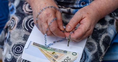 Ile dać do koperty podczas świątecznej kolędy? Ksiądz z TikToka wskazuje konkretnie