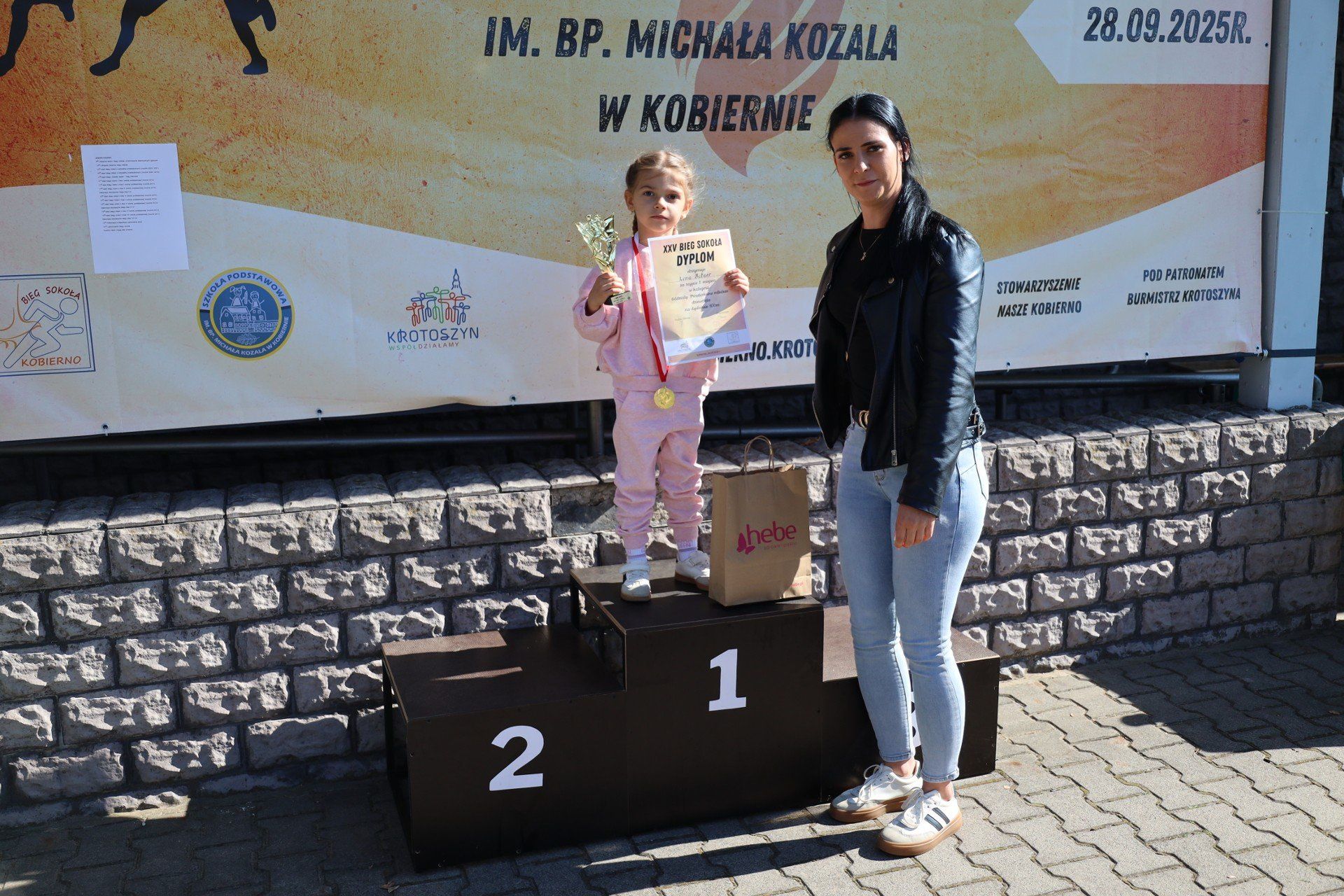 W biegach w różnych kategoriach wiekowych udział wzięło 270 osób