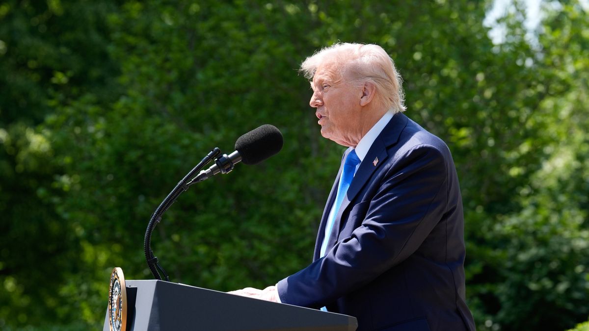 National Day of Prayer at the White House
epa12067850 US President Donald Trump participates in a National Day of Prayer event in the Rose Garden at the White House in Washington, DC, USA, 01 May 2025.  EPA/YURI GRIPAS / POOL 
Dostawca: PAP/EPA.
YURI GRIPAS / POOL
mic, podium, government, politics, workers, employee