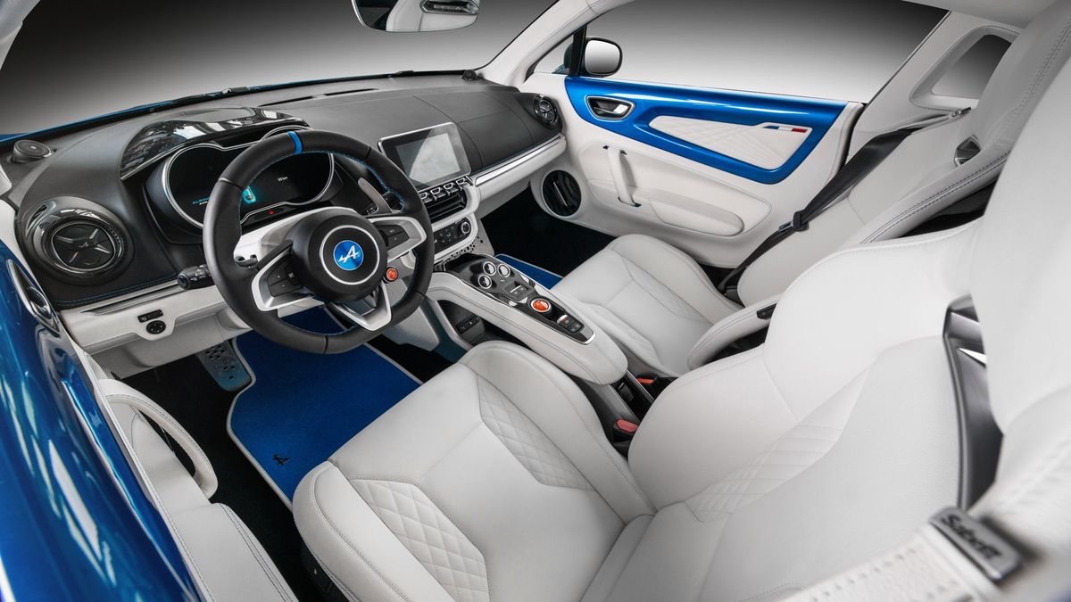 Biel dobrze komponuje się z niebieskimi wstawkami, tak charakterystycznymi dla marki Alpine.