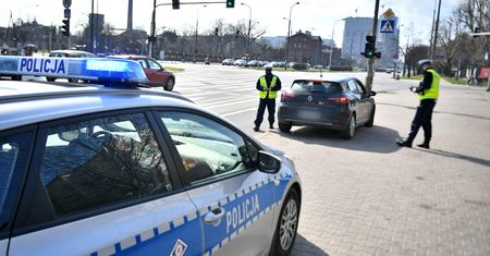 Kierowca nie był agresywny, policjanci potraktowali go gazem. Staną przed sądem