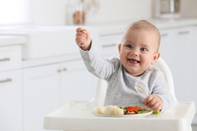 Jak rozpocząć rozszerzanie diety niemowlaka? Jak się do tego przygotować?