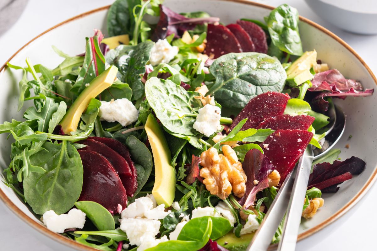 Weź do pracy lekką sałatkę z sezonowym hitem. Jest pełna potasu i żelaza
