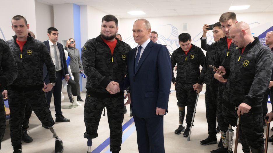 Russian President Putin visits National Research Center for Traumatology and Orthopedics
epa11754860 Russian President Vladimir Putin (C) meets with servicemen wounded in Russian special military operation in Ukraine and undergoing rehabilitation, as he visits the National medical research centre for traumatology and orthopedics during International Day of Persons with Disabilities in Moscow, Russia, 03 December 2024.  EPA/VLADIMIR ASTAPKOVICH / SPUTNIK / KREMLIN POOL 
Dostawca: PAP/EPA.
VLADIMIR ASTAPKOVICH / SPUTNIK / KREMLIN POOL
medicine, research