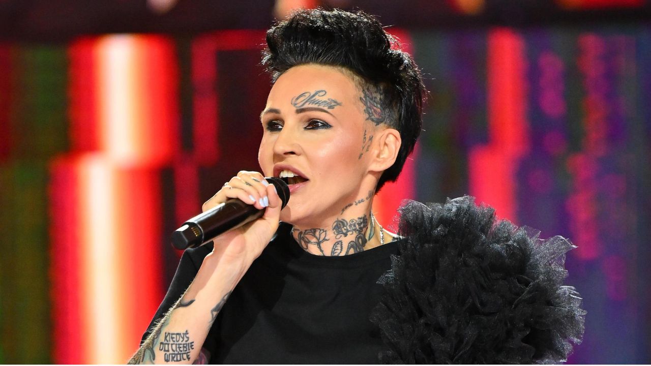 Agnieszka Chylińska w punkowym wydaniu na Festiwalu w Sopocie 2025. Czerń, glany i dziury w spodniach