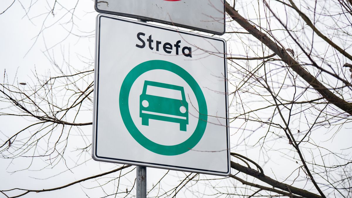 A road sign informs about the Clean Transport Zone, SCT or Strefa Czystego Transportu, in Krakow, Poland. A ban on older cars from city streets to reduce pollution comes into force in Krakow, Poland, on January 1, 2026. (Photo by Marcin Golba/NurPhoto via Getty Images)