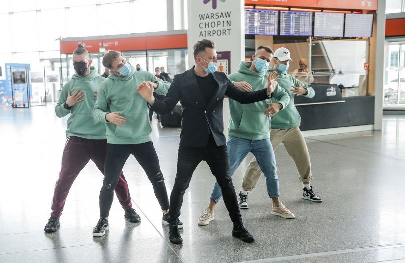 Rafał Brzozowski robi show na warszawskim Okęciu tuż przed odlotem do Rotterdamu