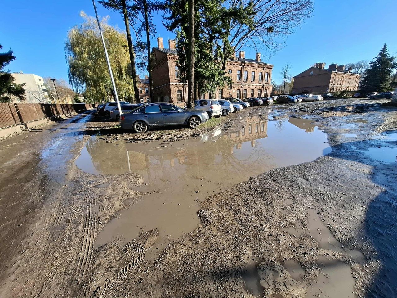Zamość: Mieszkańcy skarżą się na błotnisty parking na osiedlu