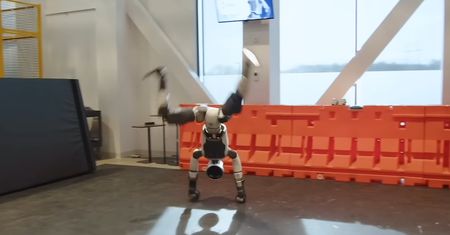 Breakdance w wykonaniu robota Atlas. Jest zwinny jak ninja