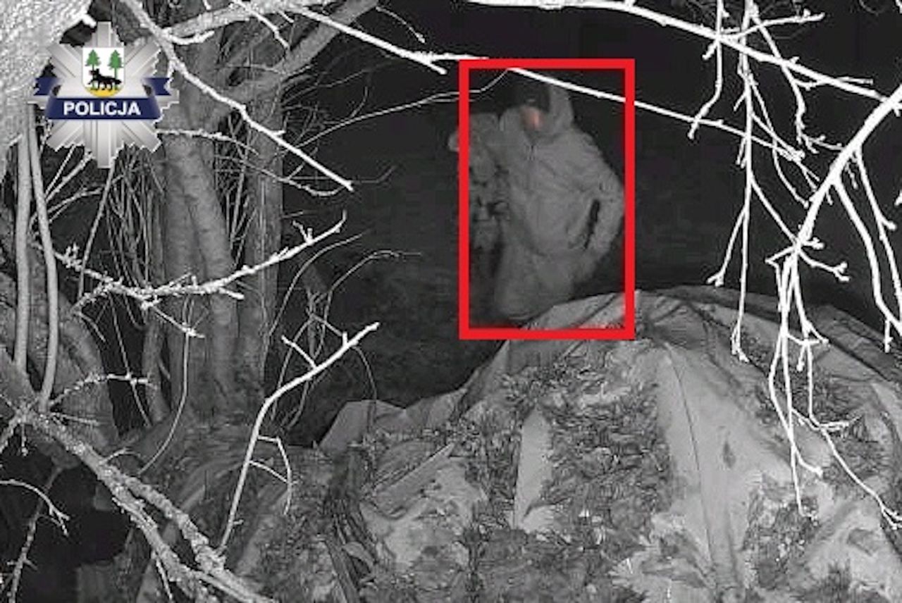 65-latek nagrany w nocy. Sąsiedzi poszli na policję